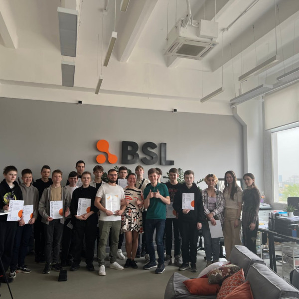 Наши резиденты проходят стажировку в ИТ-компании BSL - КИБЕРшкола программирования для детей, компьютерные курсы для школьников, начинающих и подростков - KIBERone г. Омск